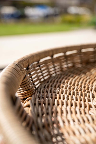 Nahaufnahme eines runden Tabletts aus Geflecht.