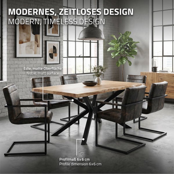 Esszimmer mit Holztisch mit Baumkante und Gestell aus Metall in einem Industriestil eingerichteten Raum mit vier Stühlen.