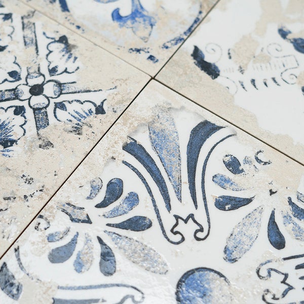 Wandfliesen mit historischem Dekor im mediterranen Stil mit Abnutzungserscheinungen