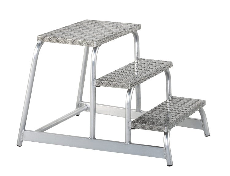 Eine dreistufige Podestleiter aus Aluminium mit Riffelblechstufen.
