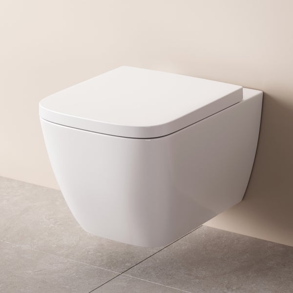 Wandhängendes Tiefspül-WC aus Keramik mit passendem WC-Sitz
