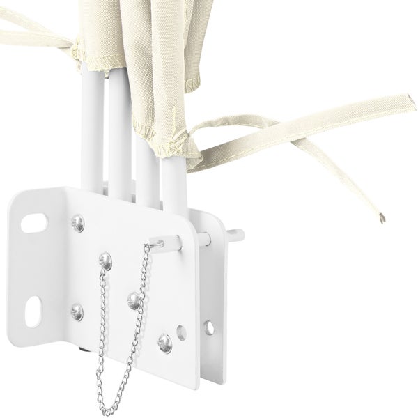 Wandhalterung für Balkonfächer aus weißem Metall mit Sicherungsstift an einer Kette und beigem Stoff.