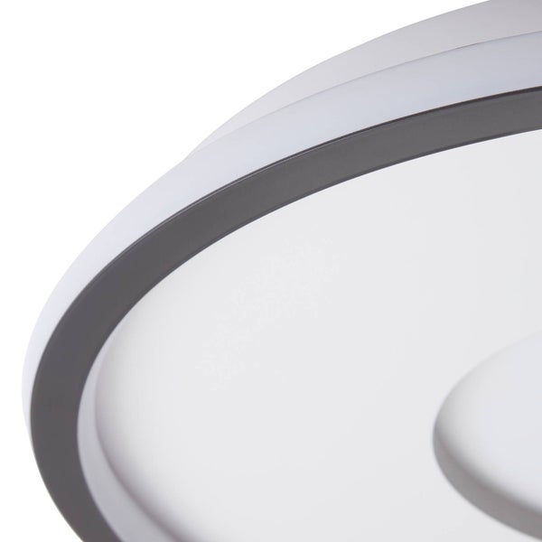 Detailansicht einer runden LED-Deckenleuchte mit dunkelgrauem Rahmen und weißem Kunststoffdiffusor.