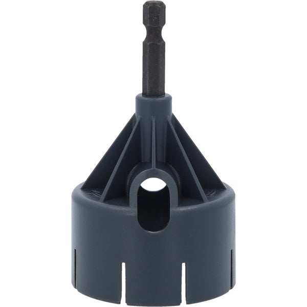 Rohrentgrater mit Bohrmaschine und in Schraubstock eingespannte Kupferrohr