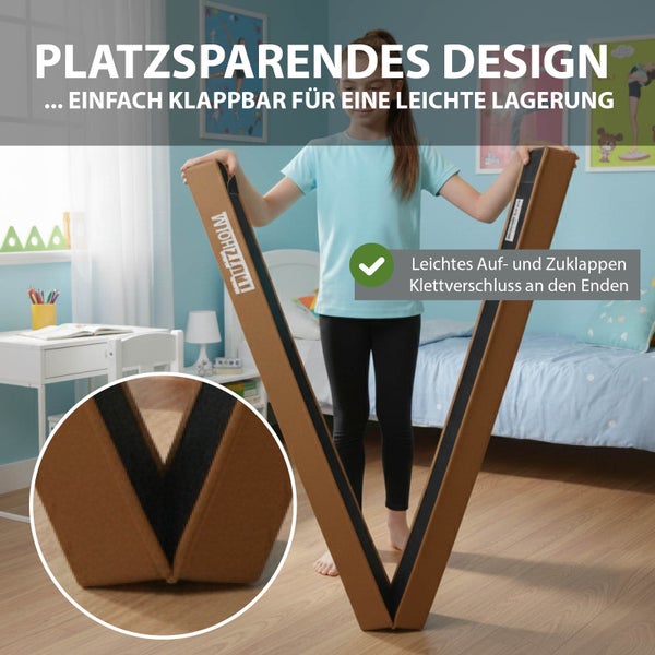 Sessel mit weißem Teddy-Stoff-Bezug und hellem Holzgestell