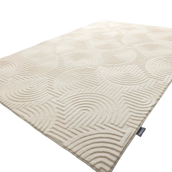 Rechteckiger Teppich mit geometrischem Reliefmuster und Meghan Lalee Markenlogo.
