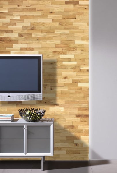 Wandpaneele aus Holz im Wohnzimmer mit Fernseher und Kommode.