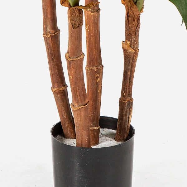 Künstlicher Efeu, Hängepflanze mit naturgetreuen grünen Blättern für die Innendekoration.