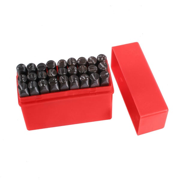 Set aus Schlagbuchstaben in einer Kunststoffbox zum Prägen von Metallen.