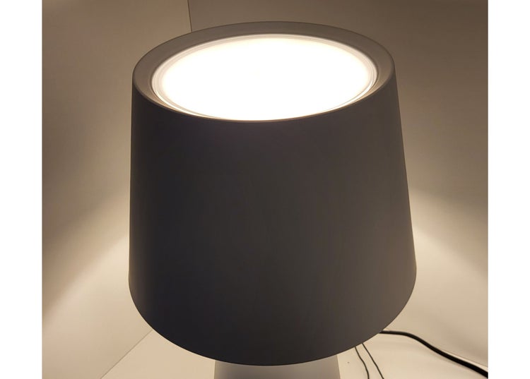 Moderne LED Tischleuchte in konischer Form mit nach oben gerichtetem Lichtaustritt und Anschlusskabel.