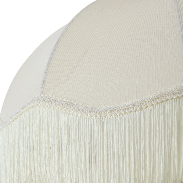 Detail eines Stofflampenschirms mit Fransen und geflochtener Borte.