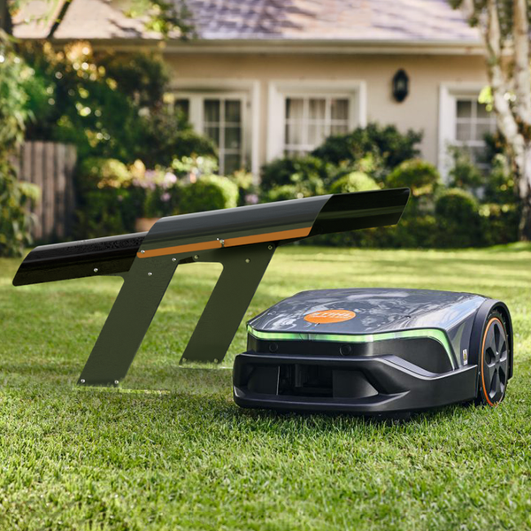 Rasenmähroboter mit Wetterschutzdach auf Rasen