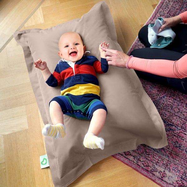 Baby auf einer Babymatratze mit Mutter