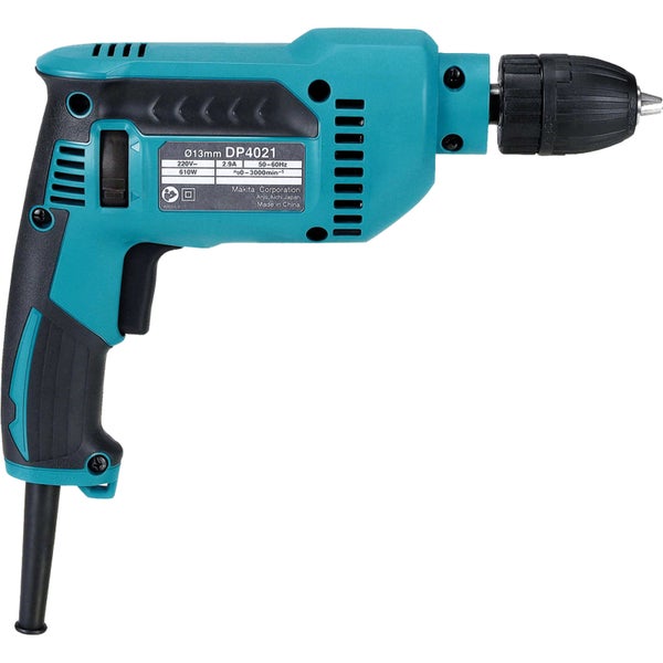 Makita Bohrmaschine beim Bohren eines Lochs in Holz