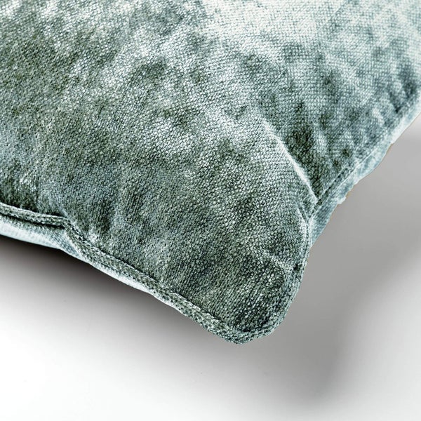 Nahaufnahme eines Dekokissens aus strukturiertem Samt mit sichtbarer Naht an der Ecke.