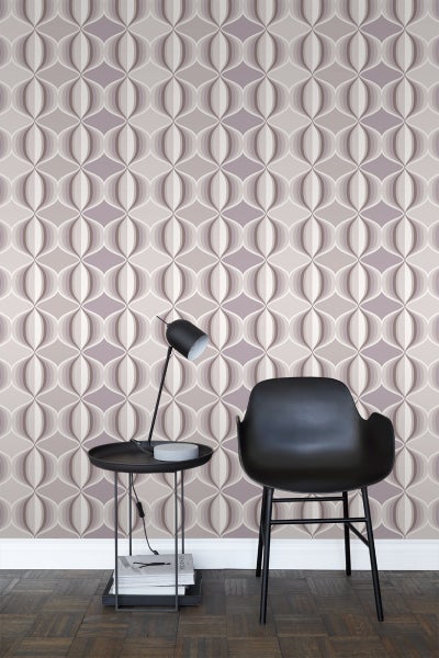 Raumansicht mit gemusterter Tapete, Tisch und Stuhl