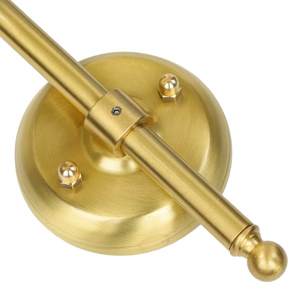 Detailansicht einer goldenen Wandleuchte mit Befestigung