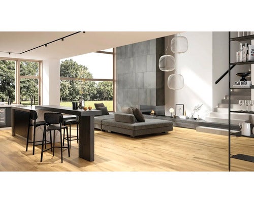 Heller Wohnraum mit Holzboden, Kücheninsel, Barhockern, Sofa und Treppe