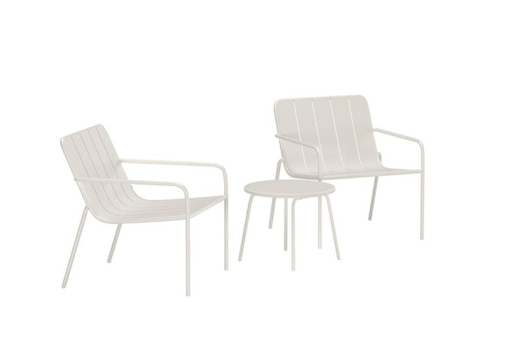 Dreiteiliges Gartenmöbel-Set aus Metall bestehend aus zwei Loungesesseln mit Lamellendesign und einem runden Beistelltisch.