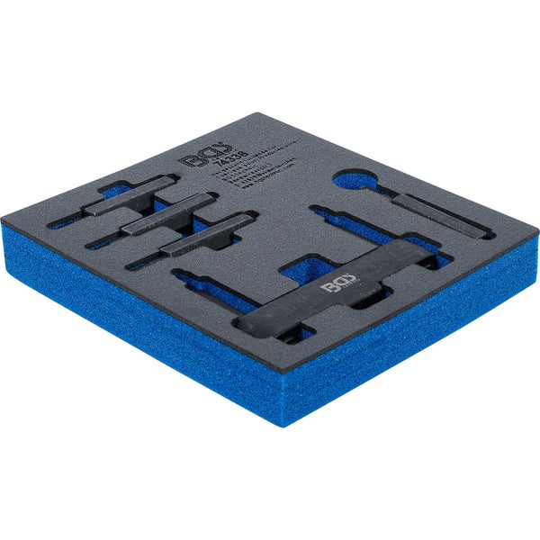 Washingtonia filifera Palme mit fächerförmigen Blättern in einem Topf in einem hellen Gewächshaus mit Glasdach.