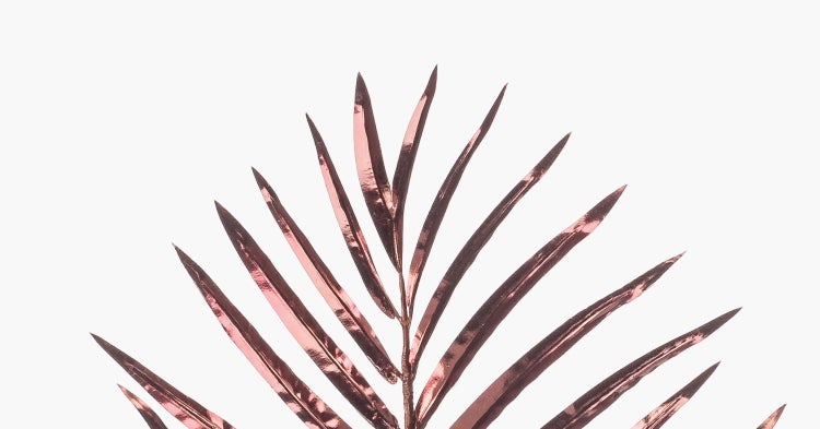 Künstlicher Palmwedel mit kupferfarbener metallischer Oberfläche.