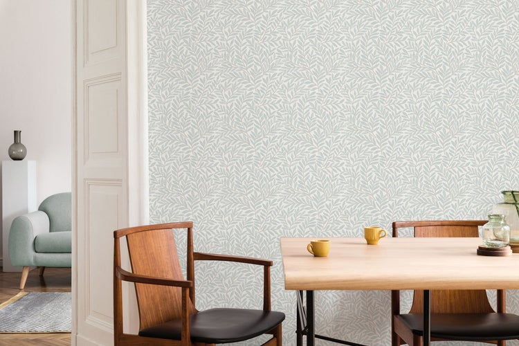 Esszimmer mit Blättertapete, Holztisch und Stühlen