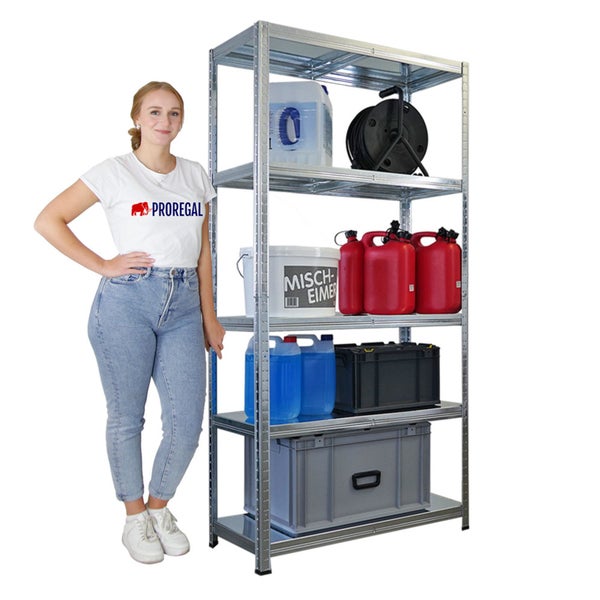 Metallregal mit fünf Ebenen, beladen mit verschiedenen Behältern und Kanistern