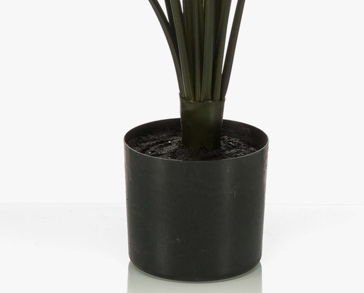 Detailansicht einer künstlichen Philodendron-Pflanze mit langen Stielen und tief gelappten grünen Blättern.