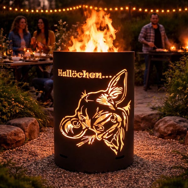 Feuerstelle aus Stahl mit Hunde-Motiv im Garten, umgeben von Menschen