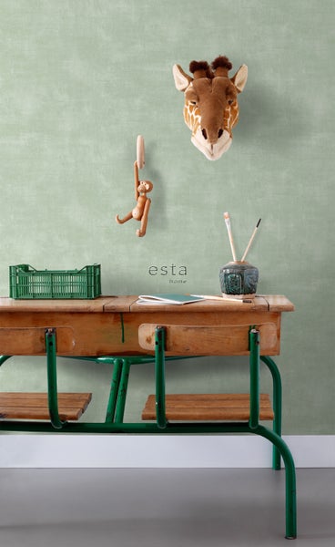 Szene mit Schreibtisch, Giraffenkopf, Affe und Aufbewahrungskorb