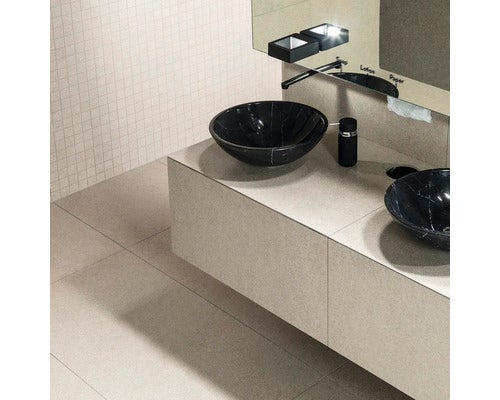 Badezimmer mit Doppelwaschtisch und schwarzen Aufsatzwaschbecken