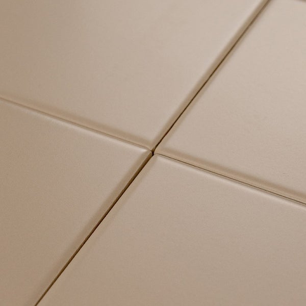 Quadratische Fliesen mit gleichmäßigen Fugen für Wand oder Boden.