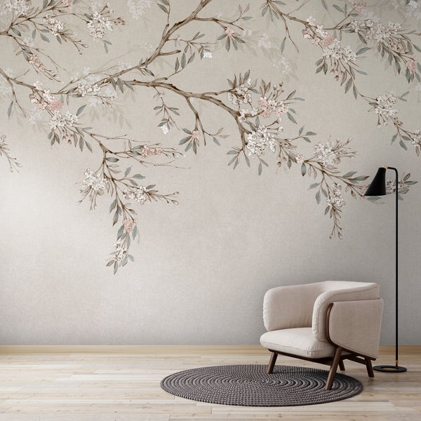 Wohnzimmer mit blumiger Tapete, Sessel, Stehlampe und rundem Teppich