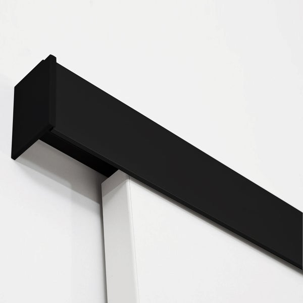 Detailaufnahme einer Schiebetür mit schwarzer Schiene