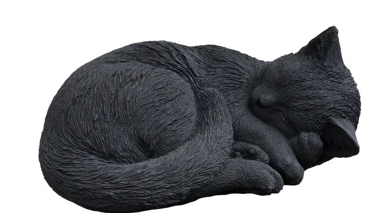 Dekorative Gartenfigur in Form einer schlafenden Katze aus wetterfestem Kunststein für den Außenbereich.
