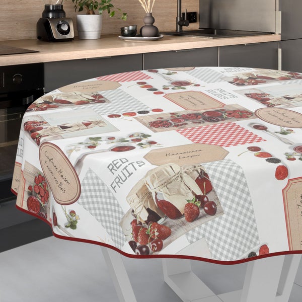 Runde Tischdecke mit roten Früchten auf einem Küchentisch