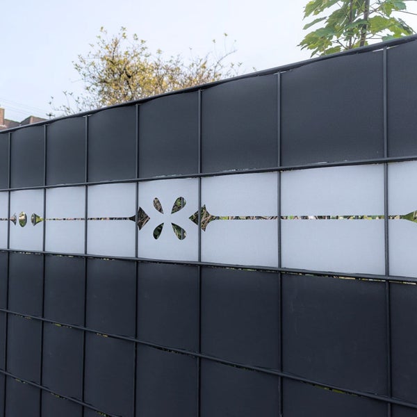 Dekorativer Sichtschutzzaun mit floralem Muster