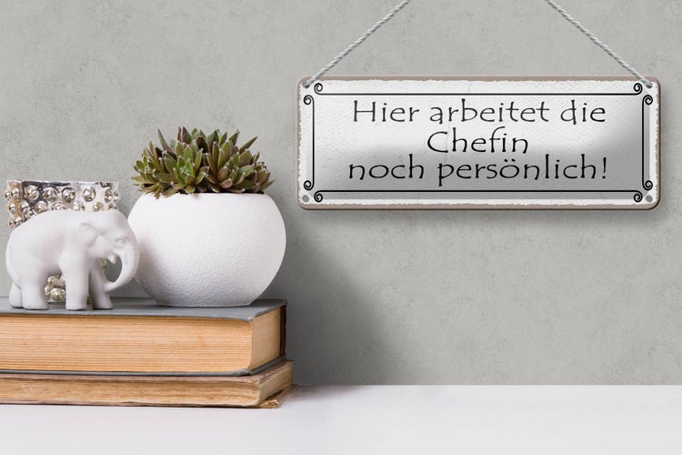 Blechschild Spruch 27x10cm hier arbeitet Chefin persönlich Dekoration