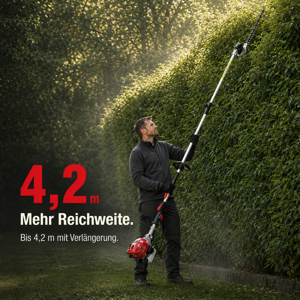 Mann schneidet eine hohe Hecke mit einer Benzin-Teleskop-Heckenschere mit bis zu 4,2 Meter Reichweite.