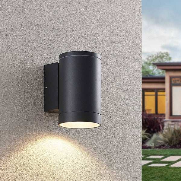 Gartenbordüre aus Kunststoff trennt Kies und Rasen