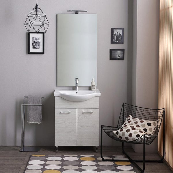 Moderner Badezimmer-Waschtisch mit weißem Keramikbecken, Unterschrank in heller Holzoptik, Spiegel und Beleuchtung in einem hellen Badezimmer.