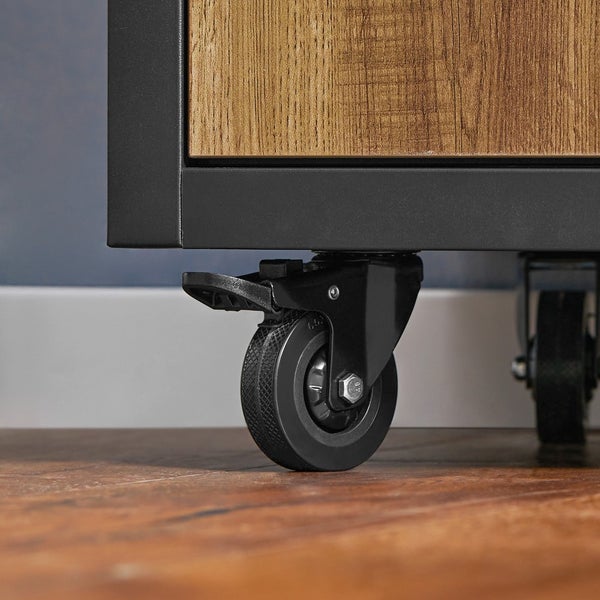 Detailaufnahme eines Möbelstücks mit Rollen für den einfachen Transport