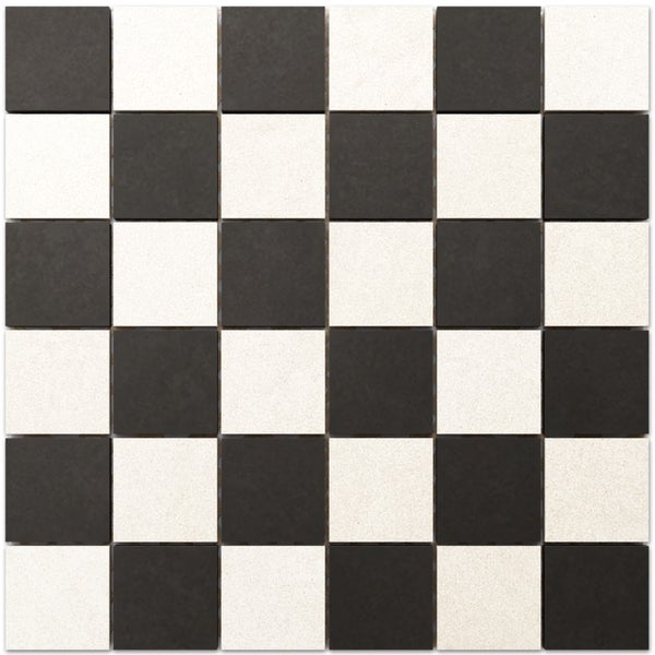 Quadratische Mosaikfliese mit Schachbrettmuster aus schwarzen und weißen Steinen.
