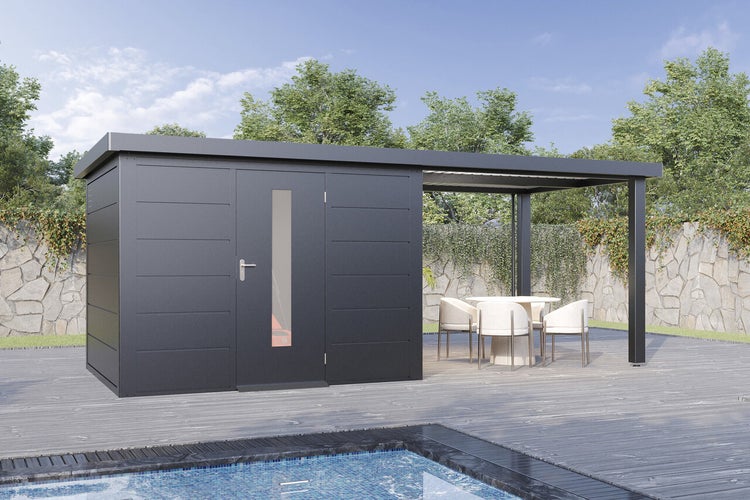 Modernes Gartenhaus aus Metall mit seitlichem Anbaudach und einer Tür mit Glaseinsatz auf einer Terrasse neben einem Pool.