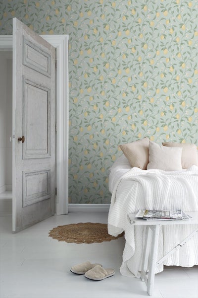 Helles Schlafzimmer mit Zitrone-Motivtapete, Bett und Tür