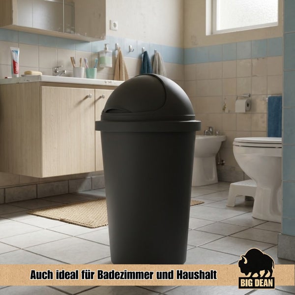 Ein runder Kunststoffabfalleimer mit Schwingdeckel, platziert in einem hellen Badezimmer mit Fliesen, Waschbecken, Toilette und Bidet.