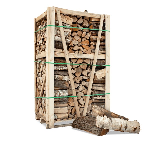 Eine Holzpalette gefüllt mit gespaltenem Kaminholz in einer Holzkiste mit zwei losen Holzscheiten davor.