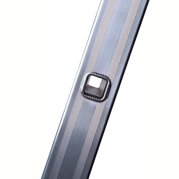 Detailansicht eines Aluminiumholms einer Leiter mit quadratischer Sprossenaufnahme