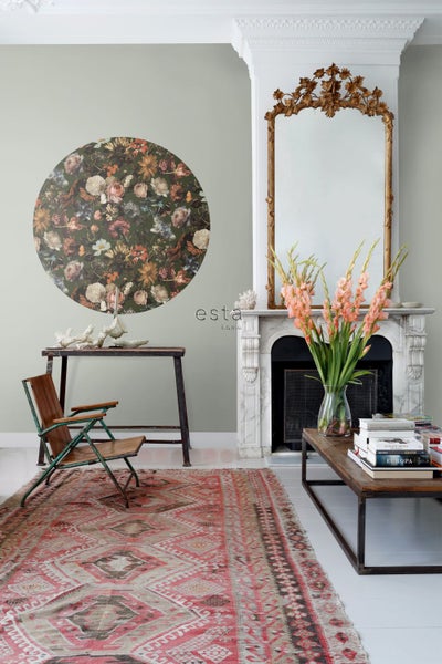 Wohnraum mit Wandtattoo, Spiegel, Kamin und Teppich