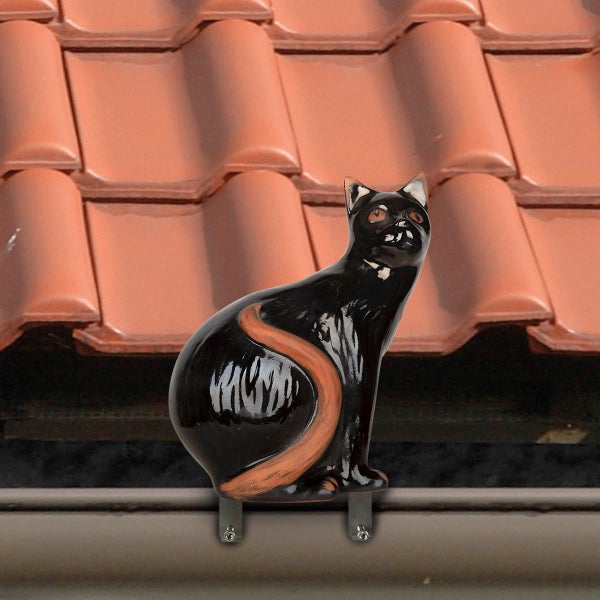Dachfigur Katze aus glasierter Keramik, montiert auf einem Ziegeldach.